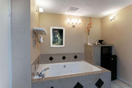 Days Inn by Wyndham Alhambra CA image 3